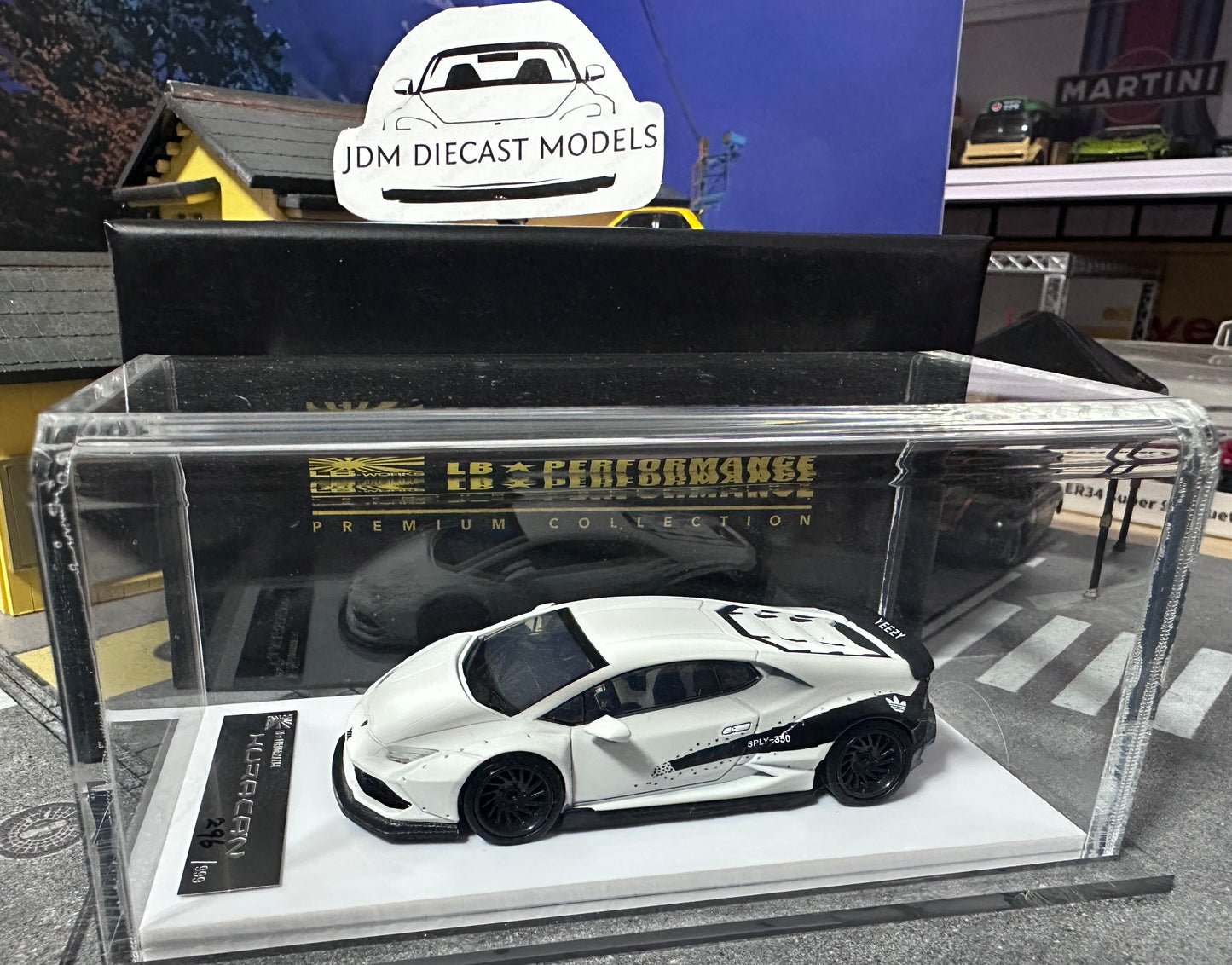 LB PERFORMANCE 1:64 LIBERTY WALK LB-WORKS Huracan LP610 White/Black Resin